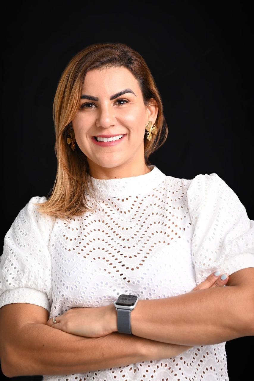 Gabriela Rojas sonriendo en retrato profesional